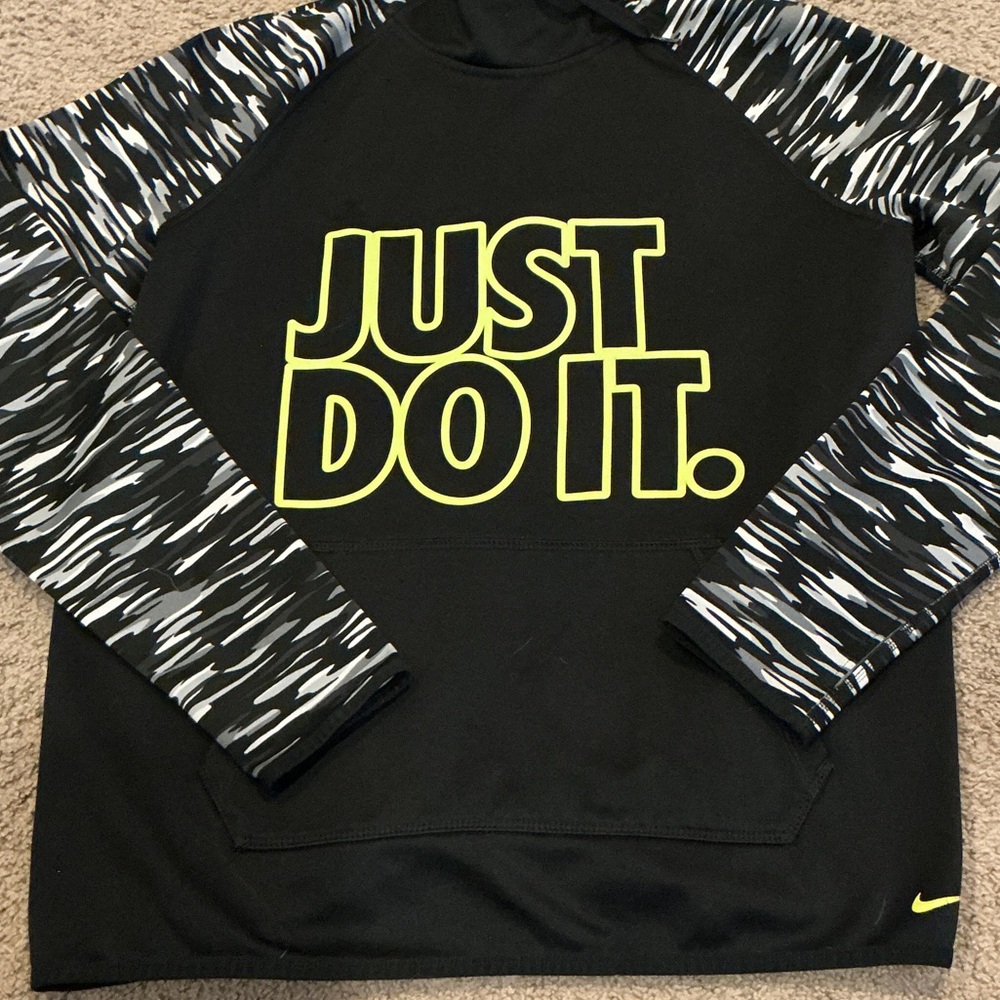 Nike Black Therma-Fit Hoodie with Patterned Sleeves